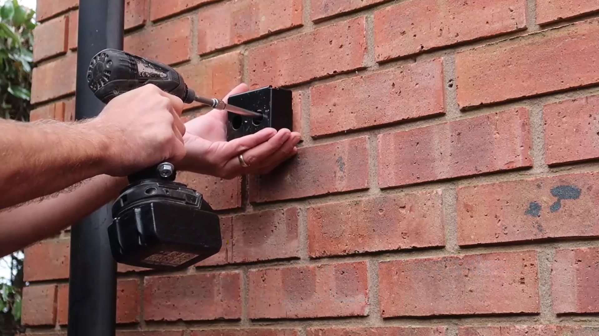 Installing a key safe on a brick wall - drilling holes